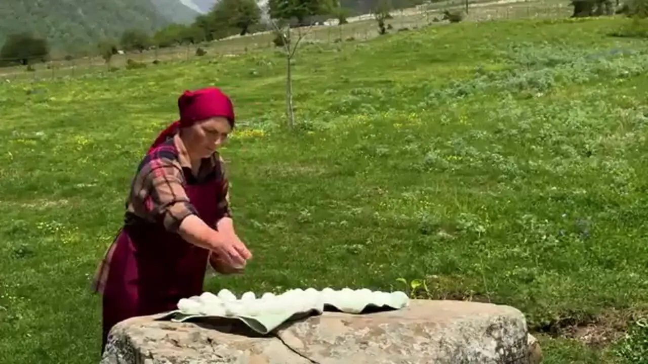 غذای روستایی در آذربایجان؛ تهیه پای پنیر سنتی با شیر تازه در طبیعت روستا