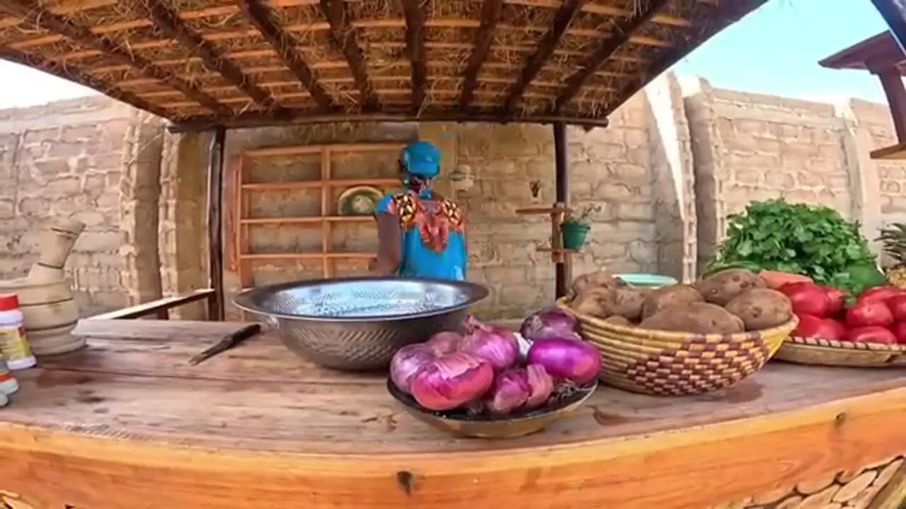 غذای روستایی در کنیا؛ پخت ماهی در برگ موز و روی آتش