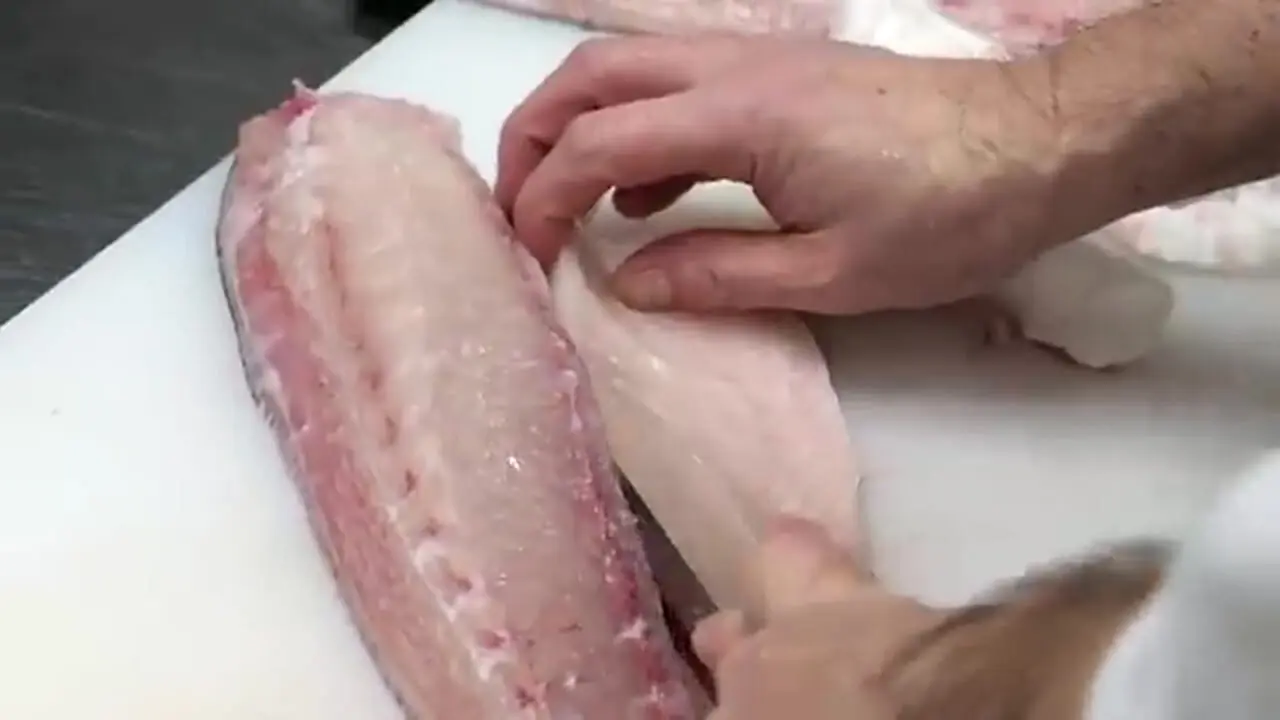 غذای خیابانی در ژاپن؛ برش مارماهی مورای و ماهی آمبرجک و تهیه دو نوع غذا با آنها در توکیو