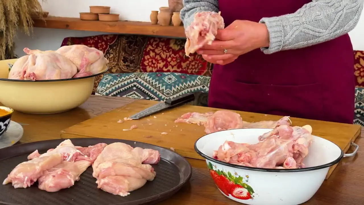 غذای روستایی در آذربایجان؛ پخت دونر کباب مرغ و استیک گوشت گاو در هوای برفی