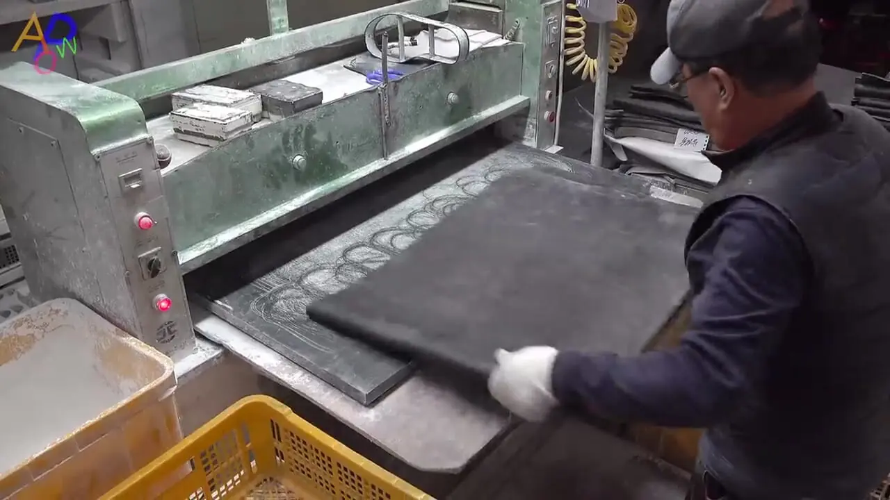 فرآیند تماشایی تولید کفش های چرمی در کارخانه ای در کره جنوبی