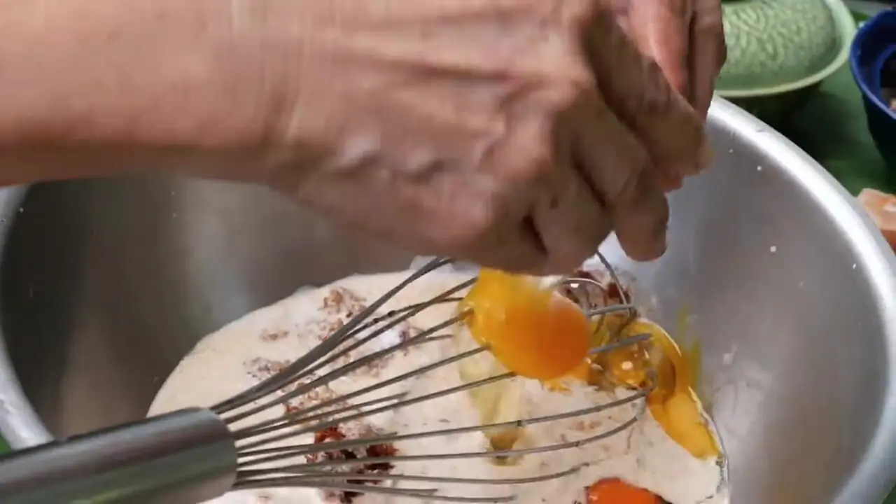 ببینید| غذای خیابانی در تایلند؛ کباب کردن ماهی سرسوسماری غول پیکر در بانکوک