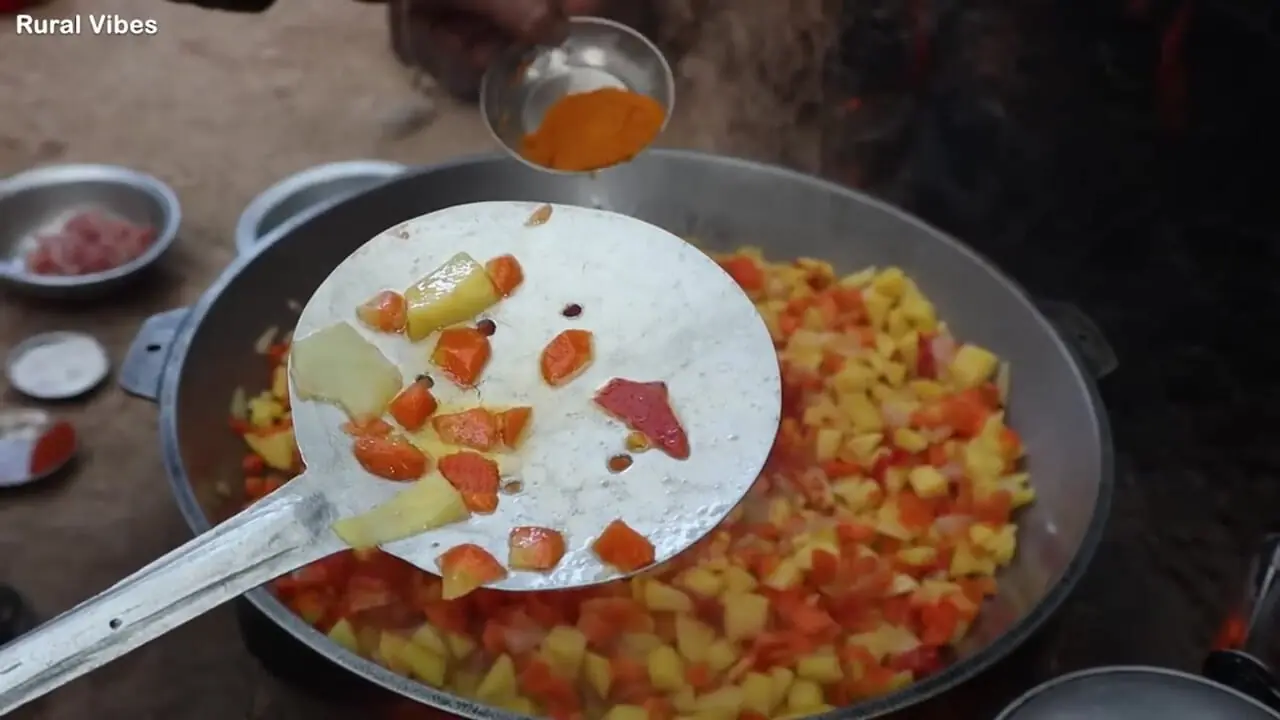 ببینید| غذای روستایی در افغانستان؛ تهیه ساندویچ مرغ و سبزیجات در روستا