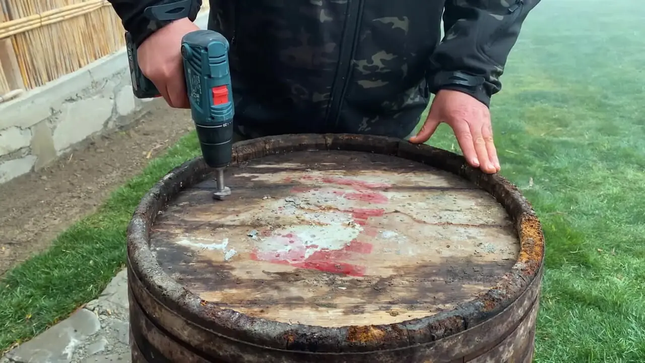 ببینید| غذای روستایی در آذربایجان؛ تهیه سوسیس و پخت آن در بشکه