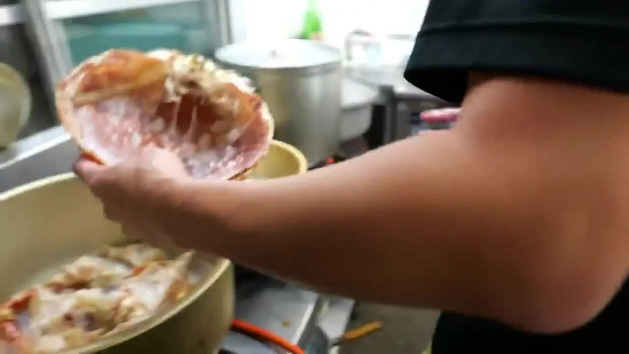 غذای خیابانی در ژاپن؛ تهیه دو نوع غذا با خرچنگ عنکبوتی بزرگ در توکیو