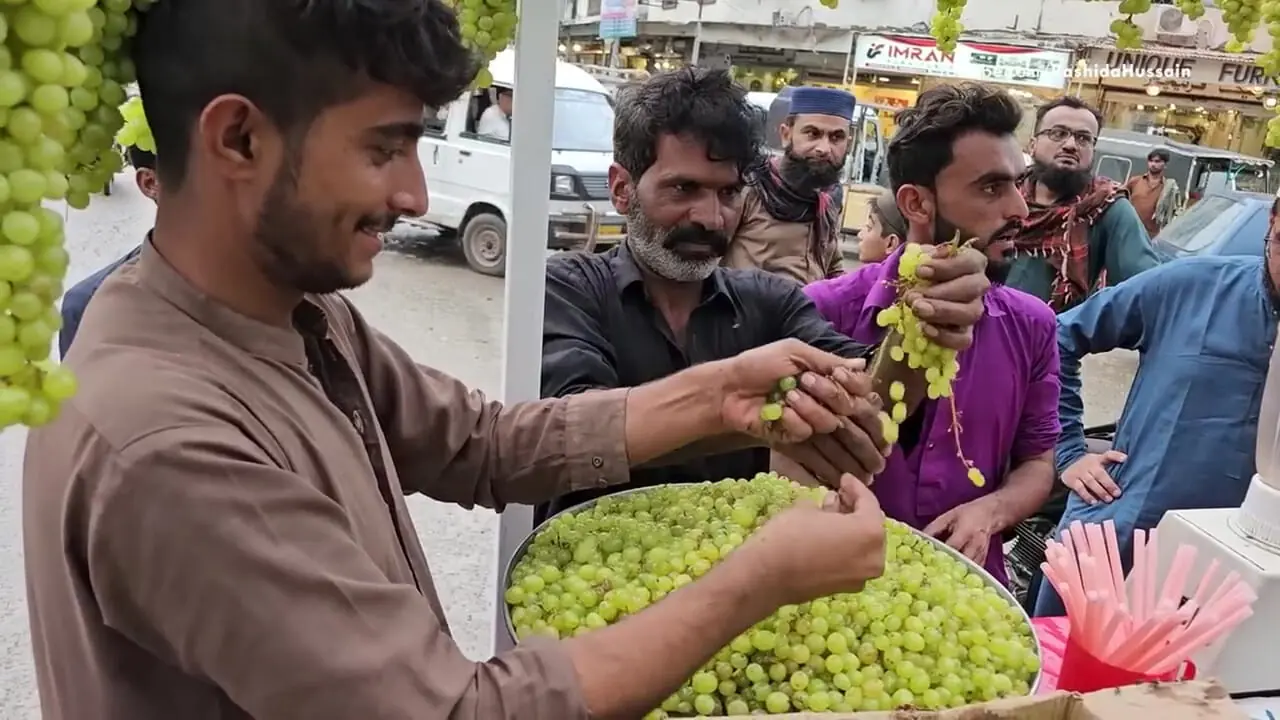 غذای خیابانی در پاکستان؛ تهیه میلک شیک با 500 کیلو انگور در کراچی