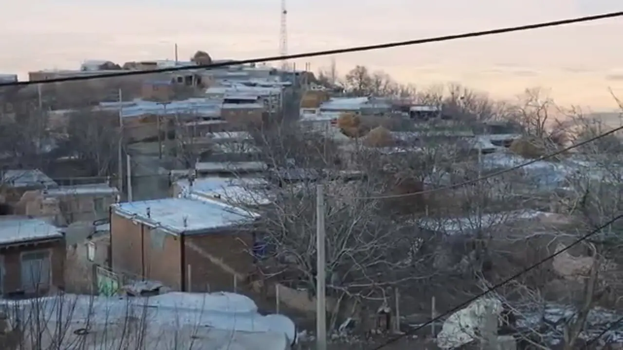 غذای روستایی در ایران؛ پخت خوراک بادمجان در هوای برفی روستا