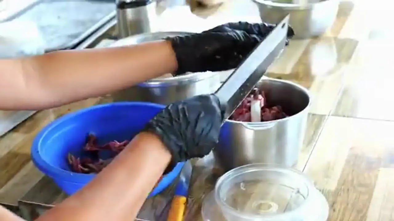 غذای خیابانی در ویتنام؛ پخت غذاهای مختلف با قرقاول طلایی در هانوی