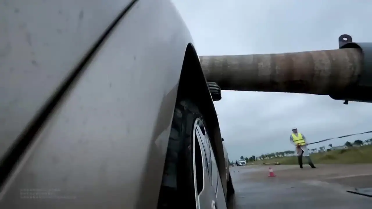 ببینید؛ خودرو ۱۸۰ هزار دلاری BYD که یک نخل ۱٬۸۰۰ کیلوگرمی هم نمی‌تواند به آن آسیب بزند!