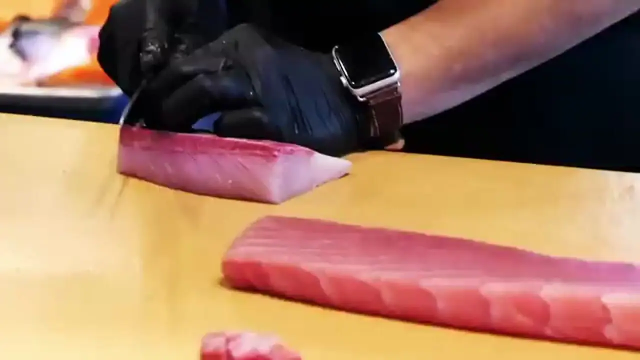 غذای خیابانی در ژاپن؛ برش ماهرانه ماهی تن و سالمون و تهیه ساشیمی لوکس با آن ها در توکیو