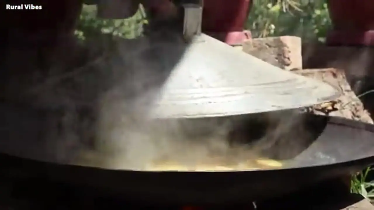 ببینید| غذای روستایی در افغانستان؛ پخت بولانی سنتی با سیب زمینی و سبزیجات