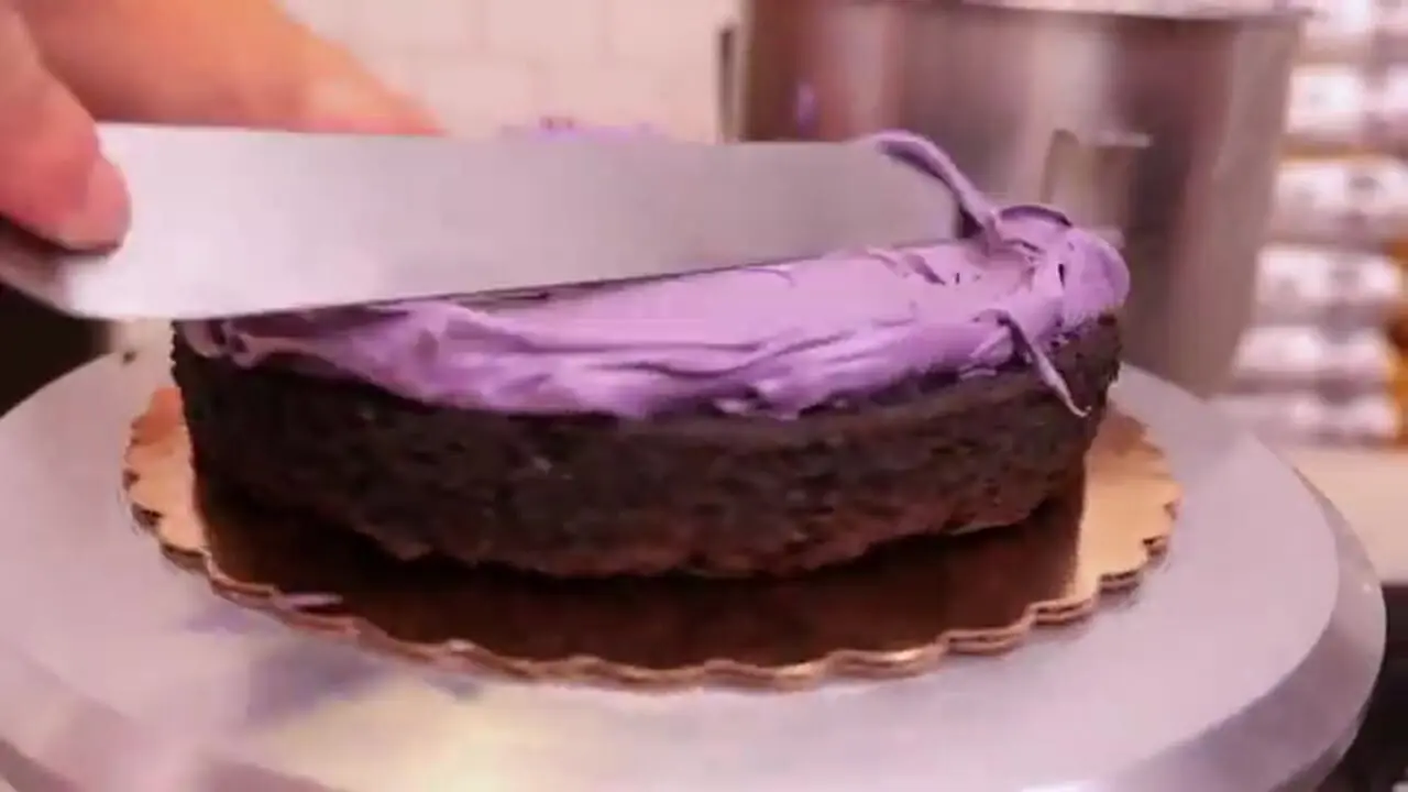 غذای خیابانی در آمریکا؛ تهیه کیک لایه ای بنفش در نیویورک