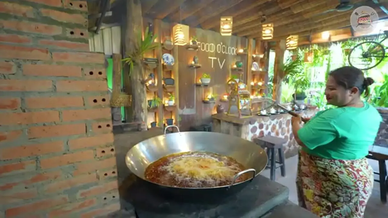 غذای روستایی در سنگاپور؛ پخت یک غذای سنتی با مرغ در طبیعت زیبای روستا