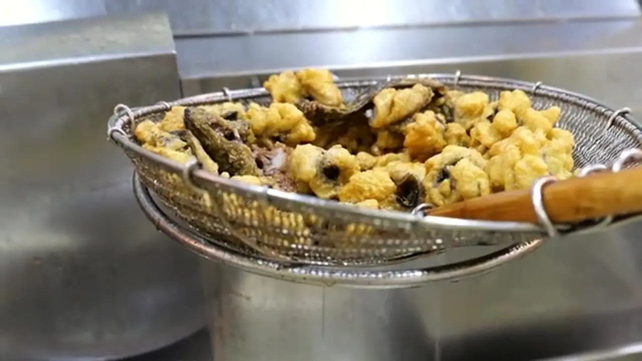 غذای خیابانی در آمریکا؛ پخت دو نوع غذا با مارماهی بزرگ در نیویورک