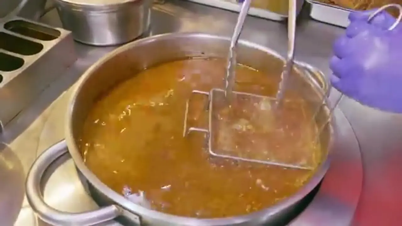 غذای خیابانی در تایوان؛ پخت سوپ با نودل، سیب و گوشت گاو در تایپه