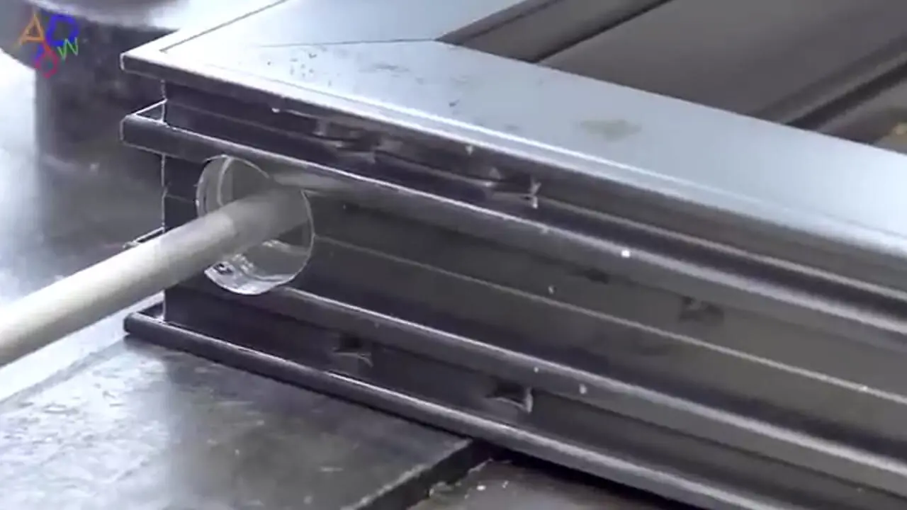 مراحل ساخت درهای شیشه ای در کارخانه ای مدرن در کره جنوبی