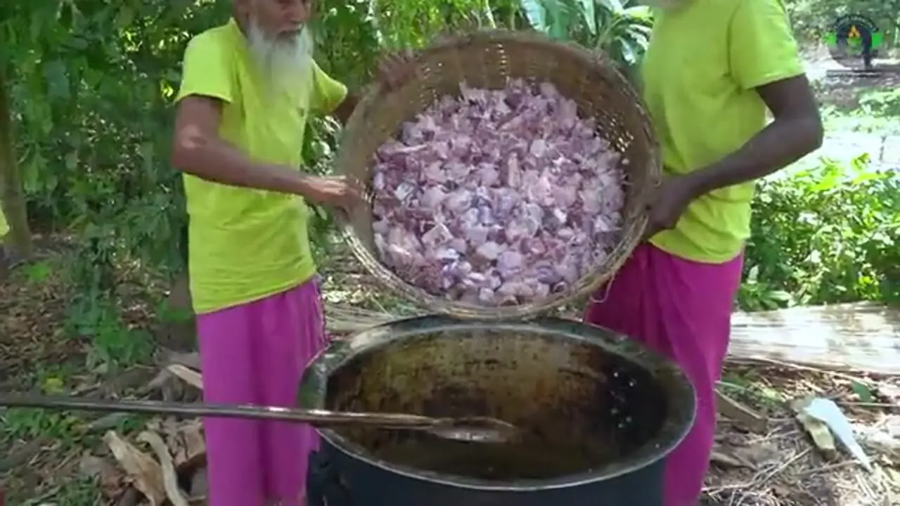 غذای روستایی در هند؛ پخت خوراک بوقلمون و سیر توسط 4 پدربزرگ روستایی