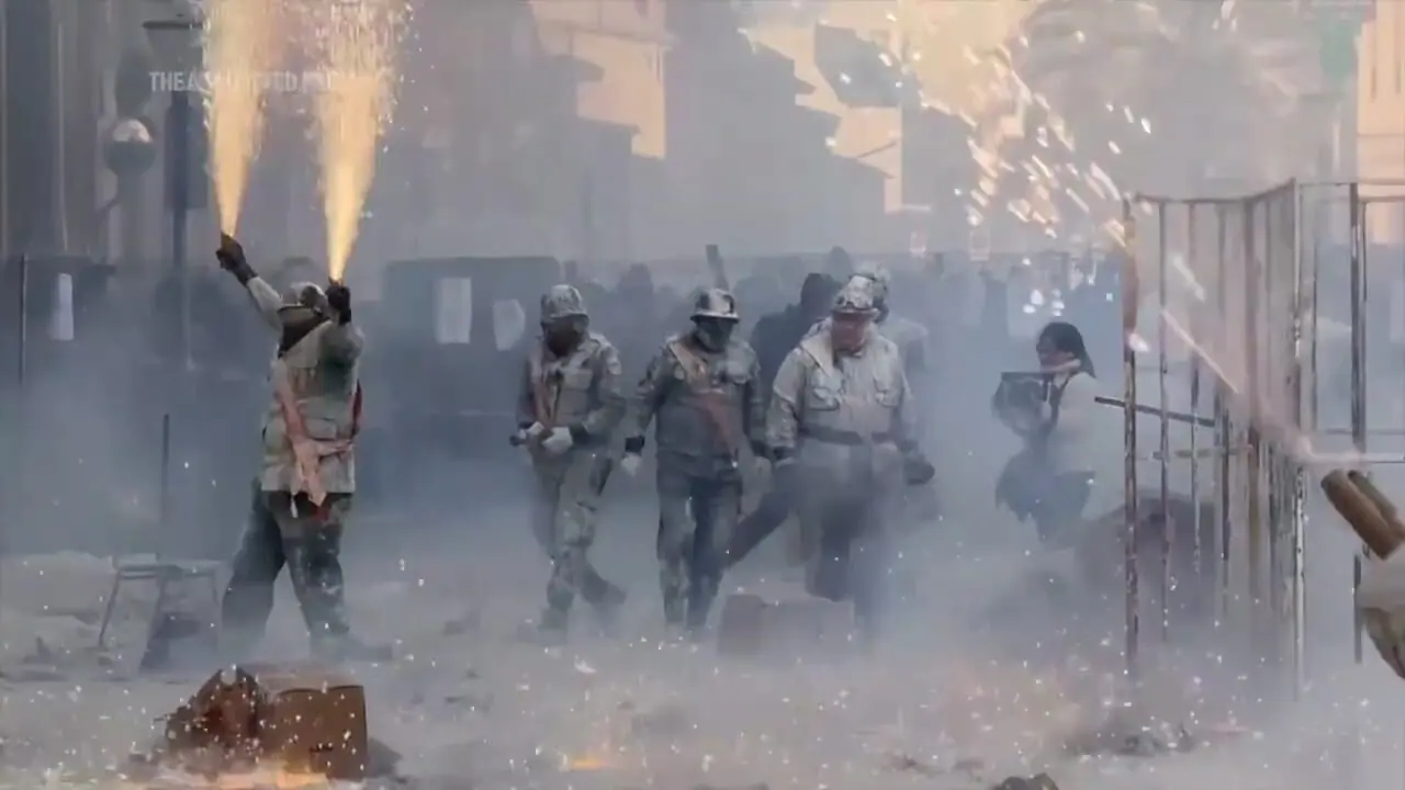 نبردی شاد با آرد و تخم‌مرغ در اسپانیا