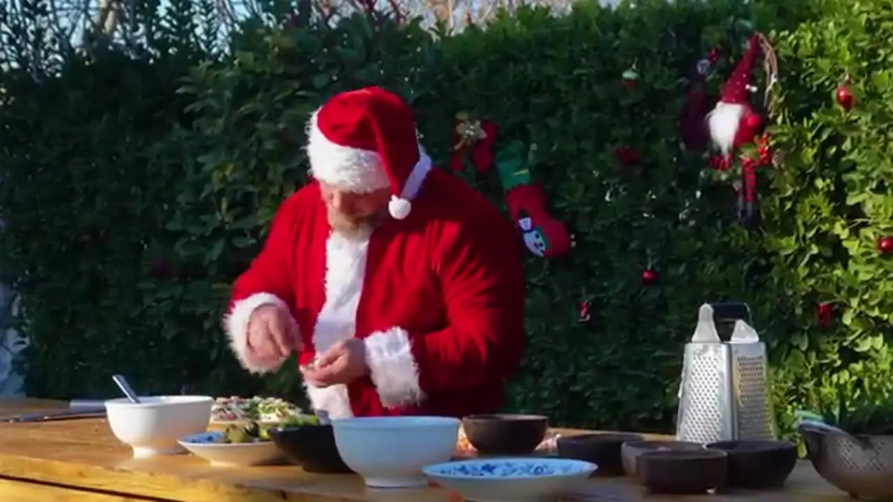 ببینید| غذای روستایی در آذربایجان؛ پخت بوقلمون شکم پر در تنور