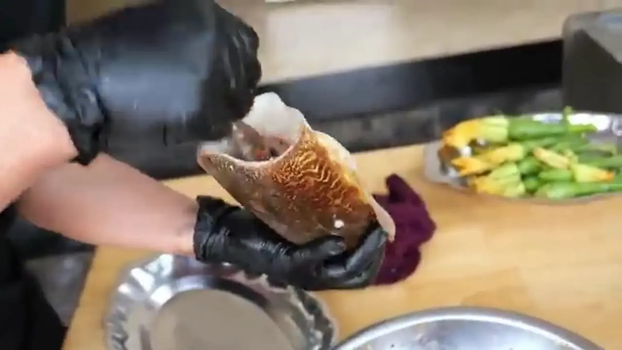 غذای خیابانی در ویتنام؛ برش و پخت غذاهای سنتی با ماهی مرکب در هانوی