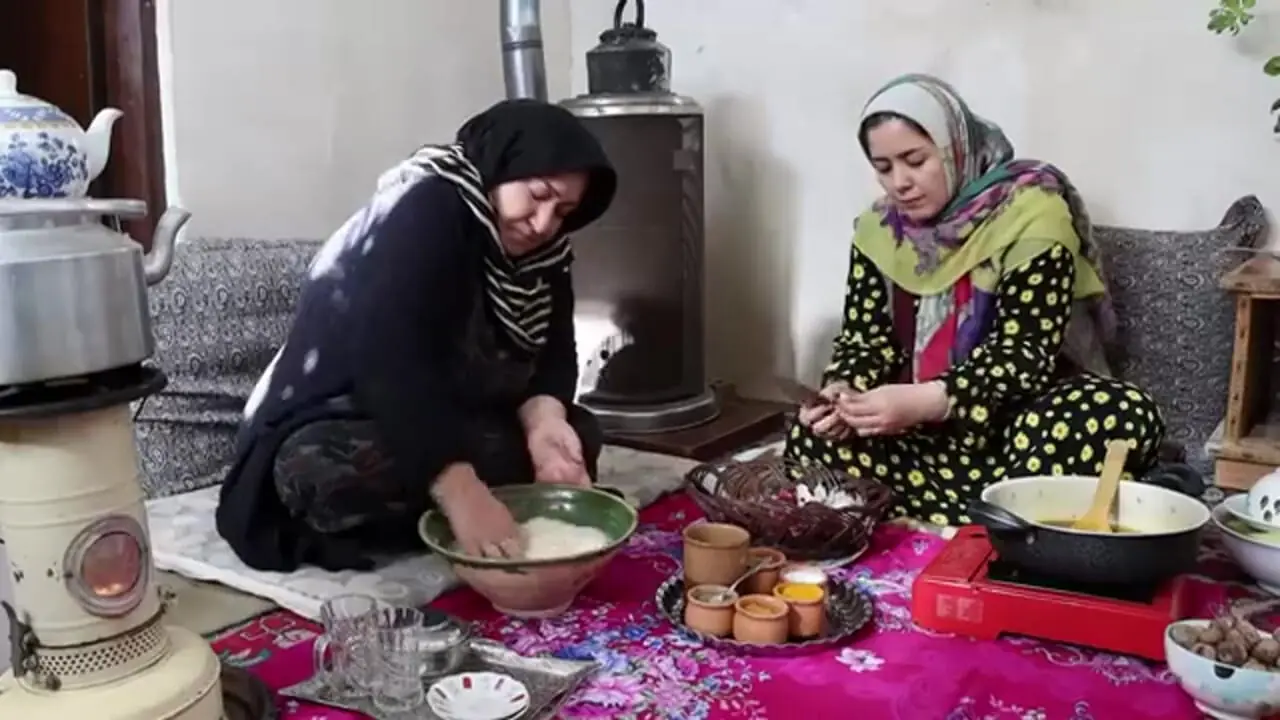 ببینید| غذای روستایی در ایران؛ پخت کشک بادمجان سنتی در هوای برفی