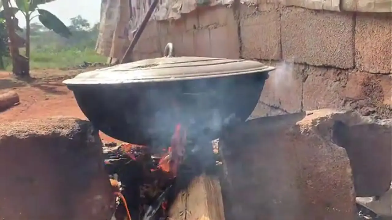 غذای روستایی در آفریقای جنوبی؛ پخت کیک ساده در قابلمه و روی آتش