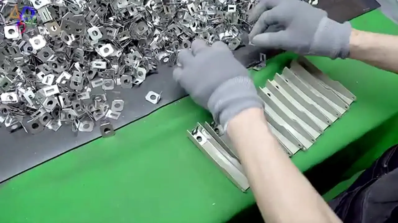 فرآیند تولید انبوه دستگاه منگنه در کارخانه ای در کره جنوبی