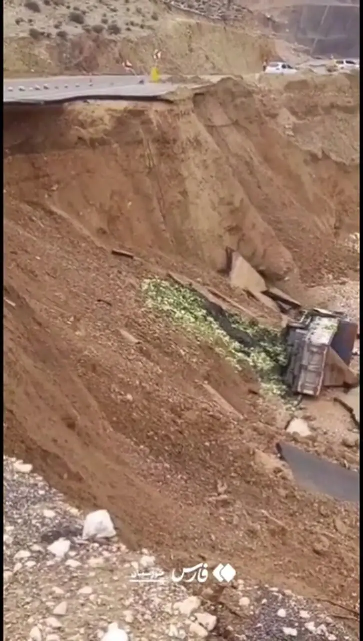 سقوط کامیون به دره؛ تصاویر هولناک از رانش زمین در ایذه