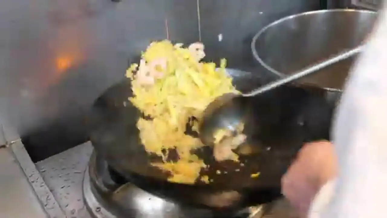 غذای خیابانی در ژاپن؛ پخت استیک با گوشت گاو واگیو در توکیو