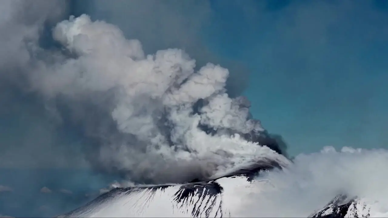 فرود جسورانه اسکی‌باز از دامنه آتشفشان در حال فوران