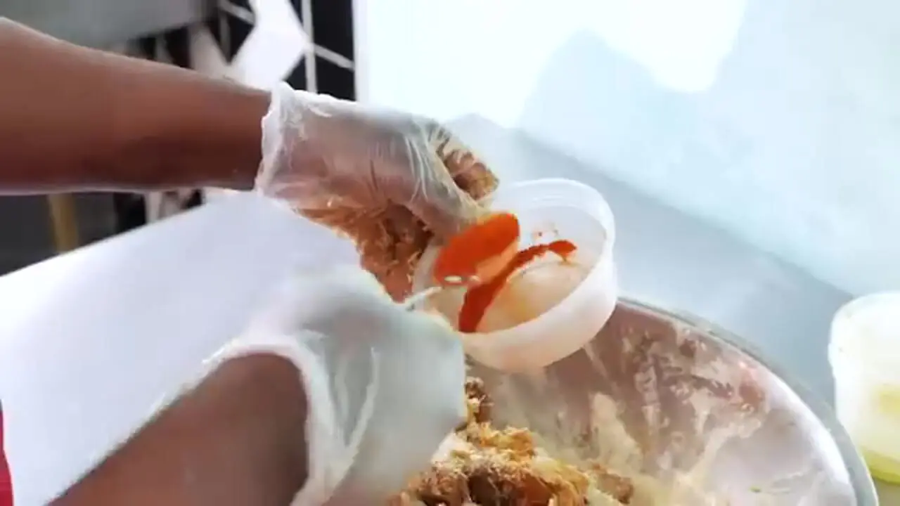 ببینید| غذای خیابانی در آمریکا؛ پخت بال مرغ با تمر هندی در نیویورک