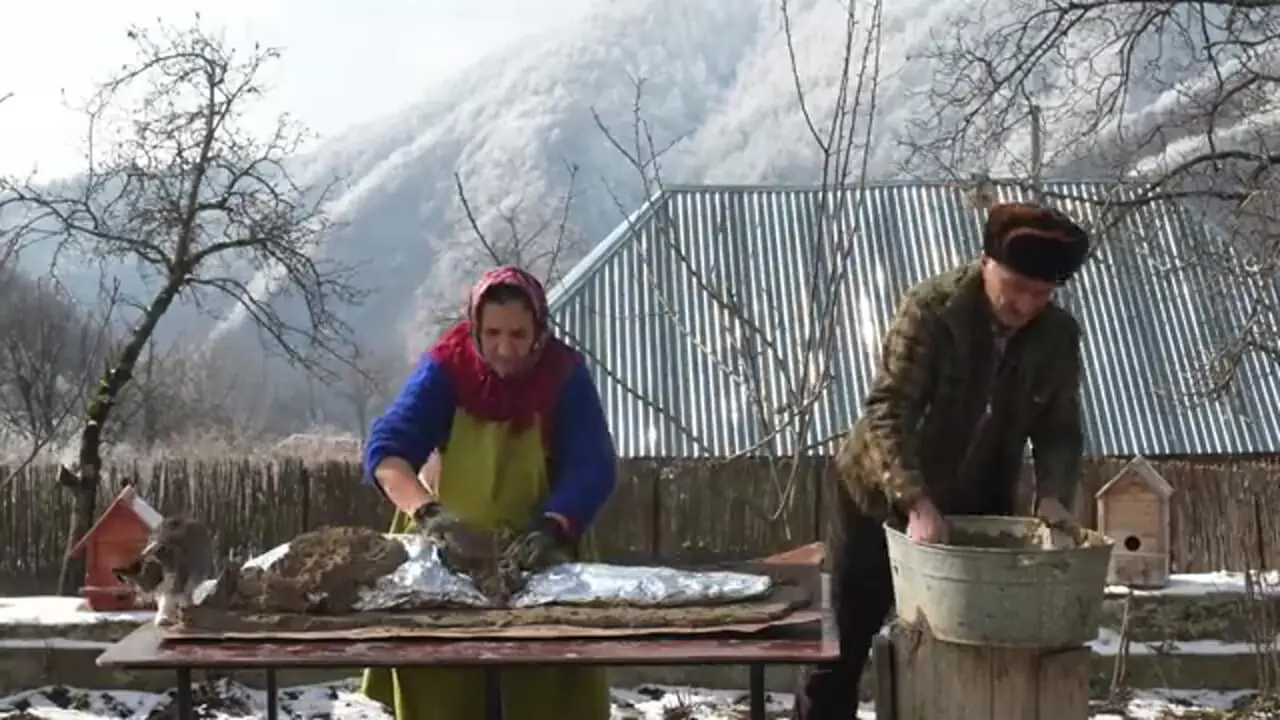 ببینید| غذای روستایی در آذربایجان؛ کباب گربه ماهی شکم پر در تنور