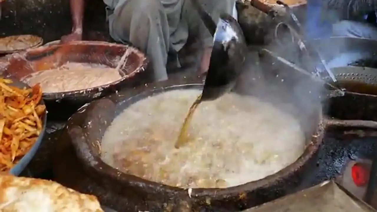 غذای خیابانی در هند؛ پخت نان و غذا با ساقه نیلوفر آبی در کشمیر