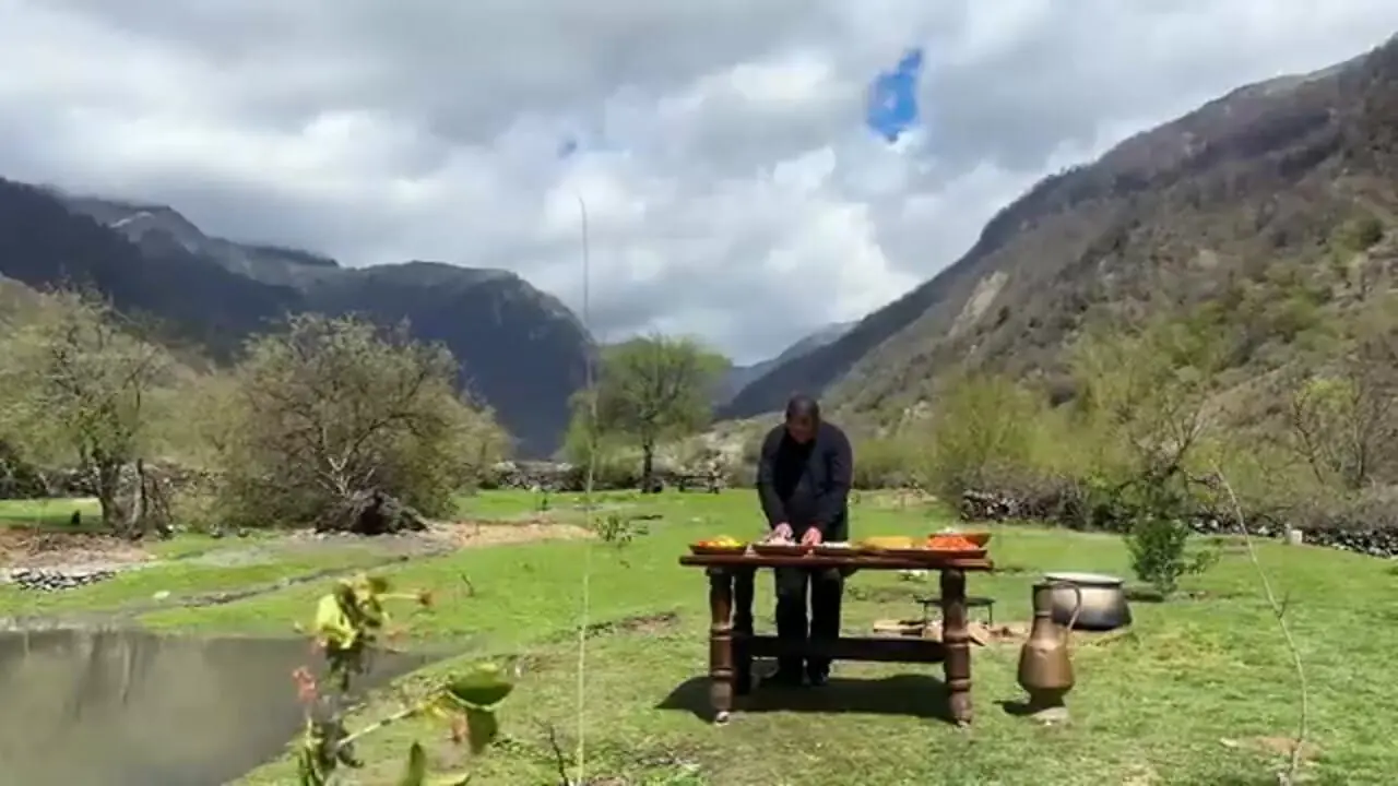 ببینید| غذای روستایی در آذربایجان؛ پخت صدها تخم مرغ و تهیه ترشی با آنها در طبیعت