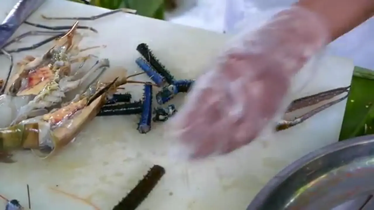 ببینید| غذای خیابانی در تایلند؛ پخت خوراک کاری با شاه میگو در بانکوک