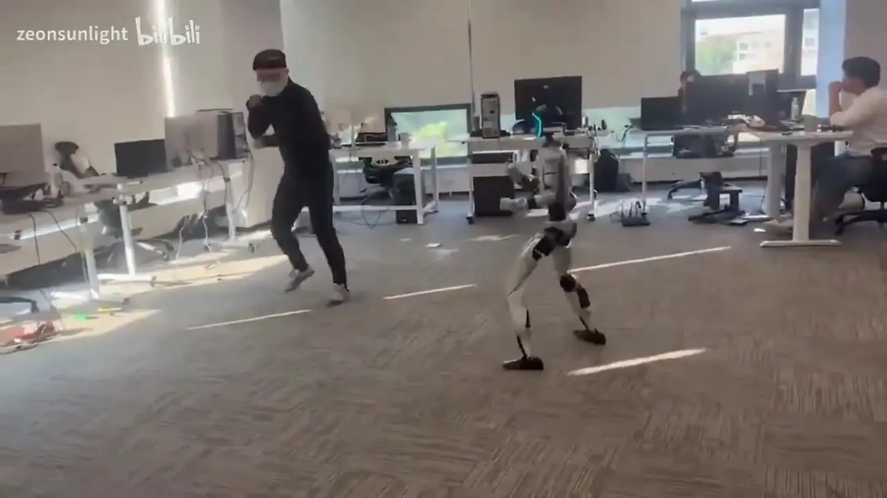 اشتباه خندهدار ربات G۱ پس از ضربه فنی مربی!