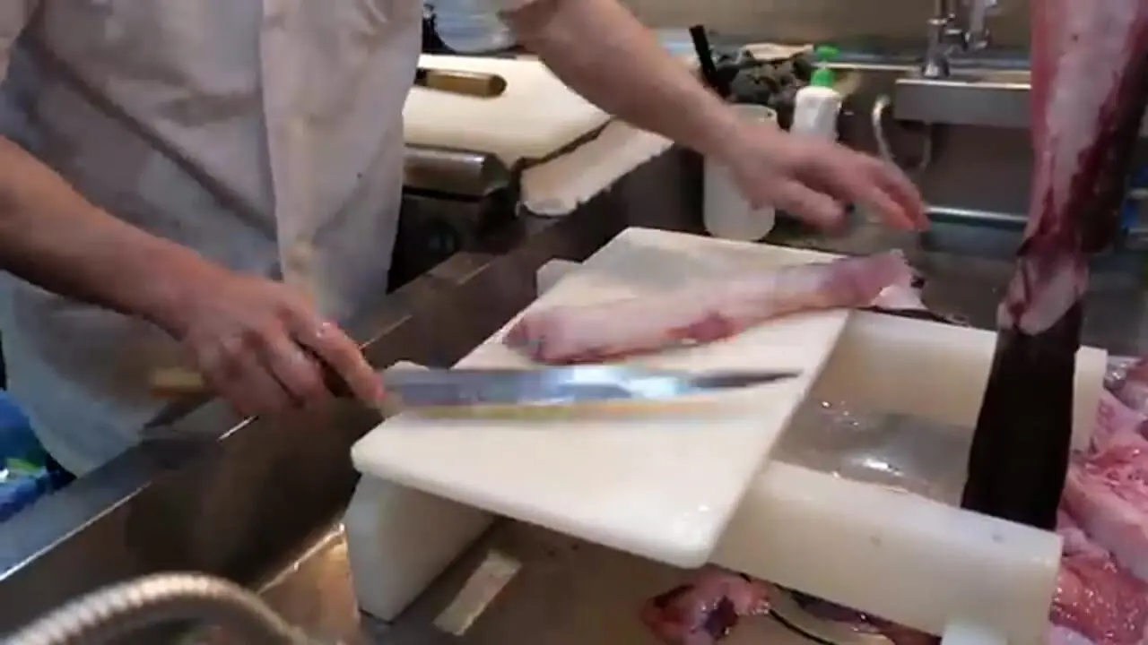 غذای خیابانی در ژاپن؛ تهیه ساشیمی با راهب ماهی در توکیو