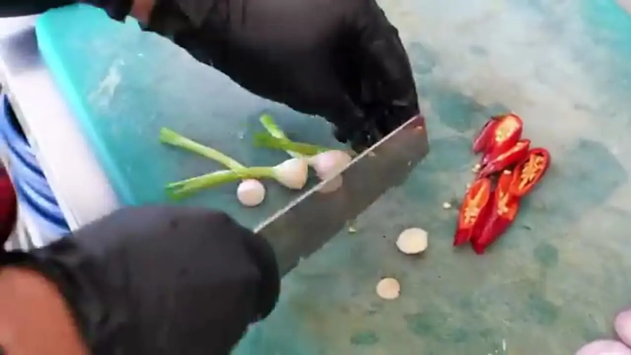 غذای خیابانی در ویتنام؛ برش ماهرانه کوسه و پخت غذا با آن در هانوی