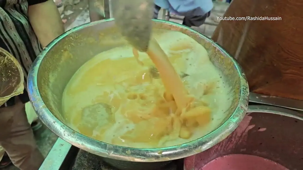غذای خیابانی در پاکستان؛ تهیه آبمیوه هلو و آلو در کراچی