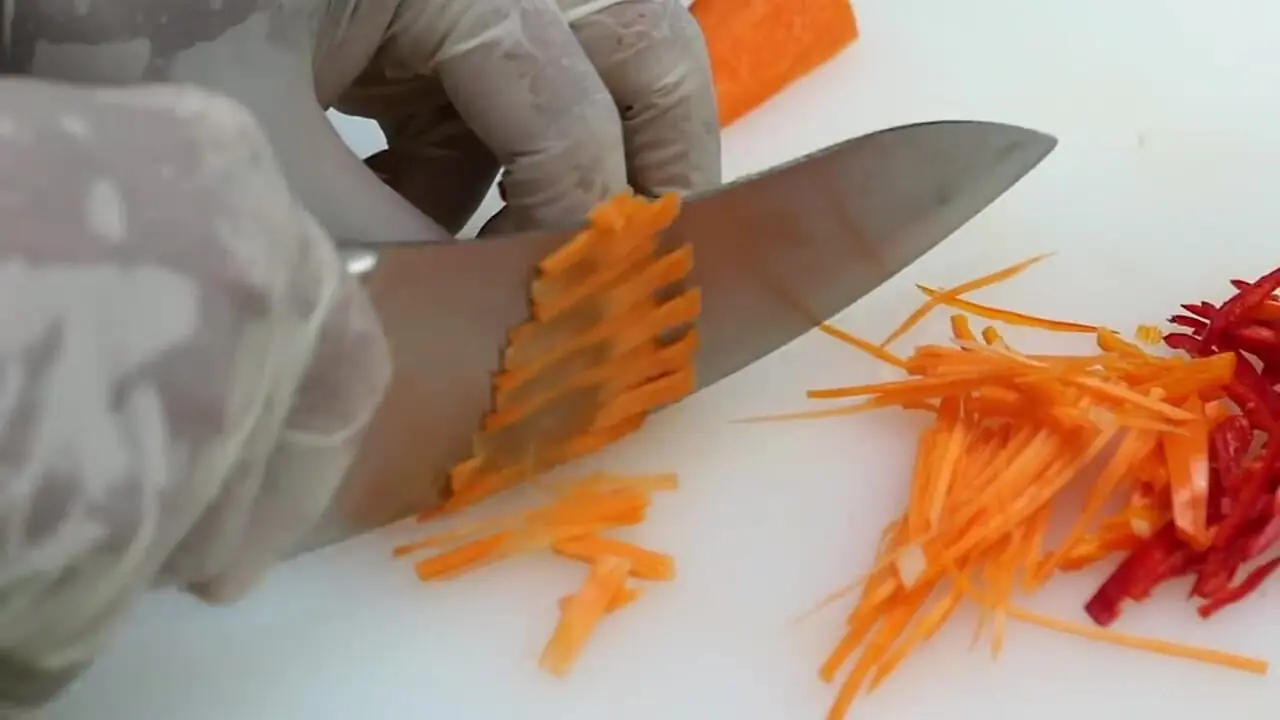 غذای خیابانی در تایلند؛ تهیه استیک فیله کروکودیل در بانکوک