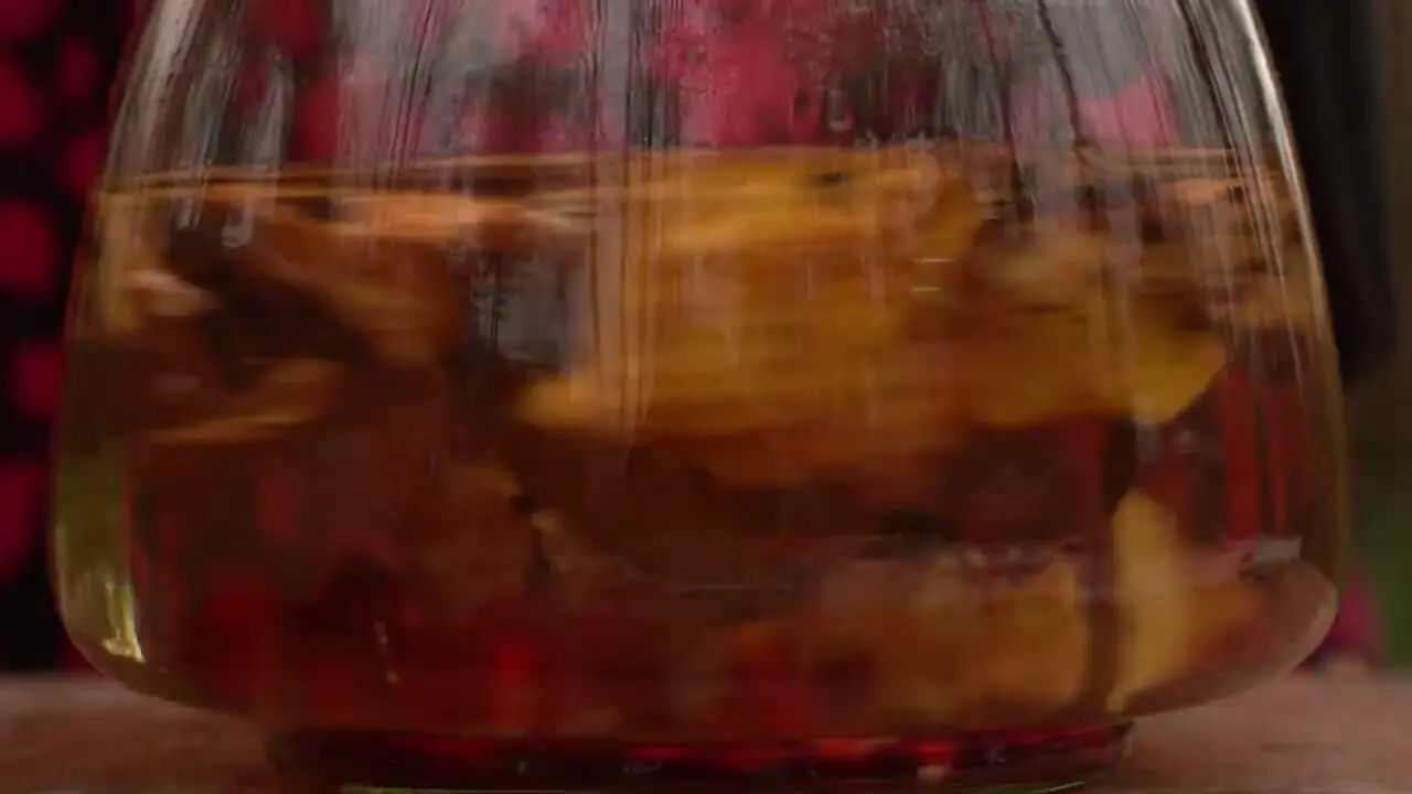 غذای روستایی در ایران؛ پخت مرغ شکم پر در جنگل