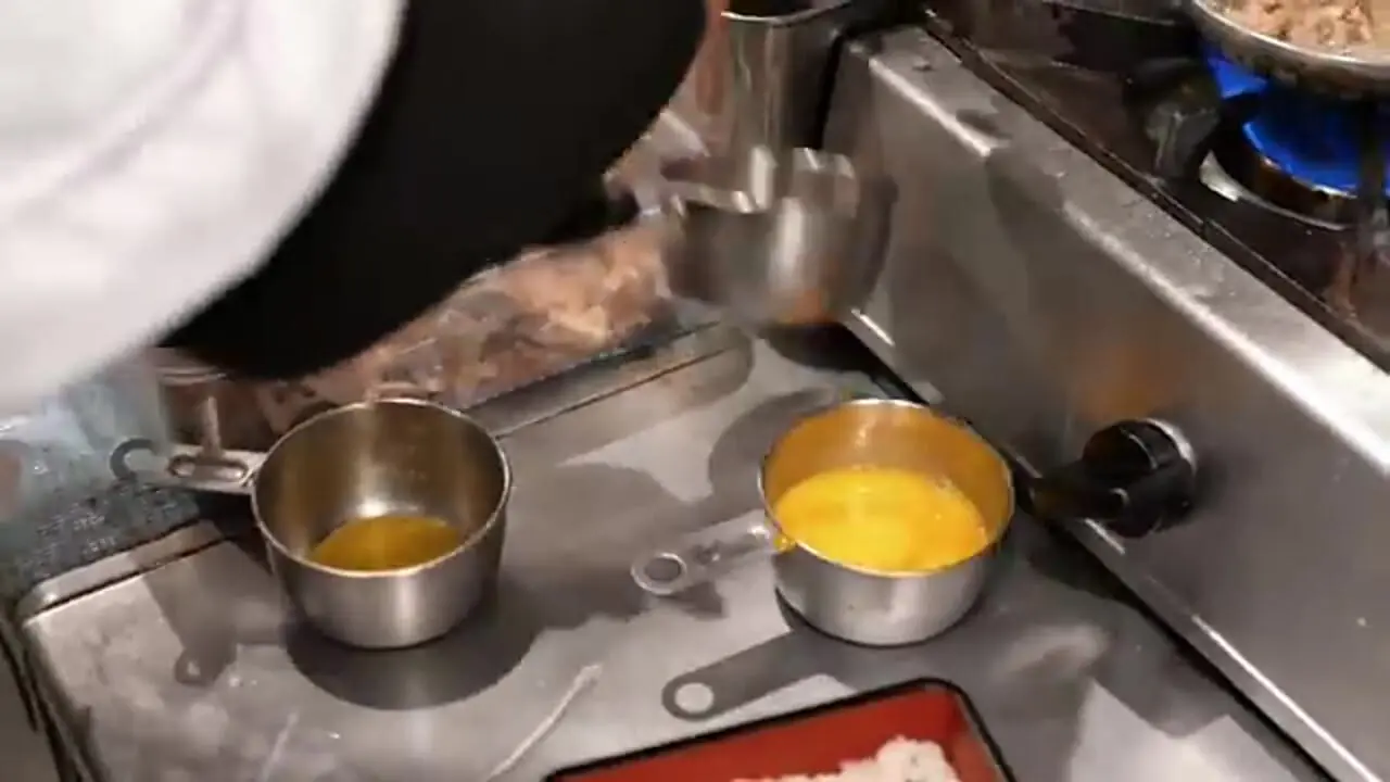 غذای خیابانی در ژاپن؛ تهیه رامن با گوشت اردک در توکیو