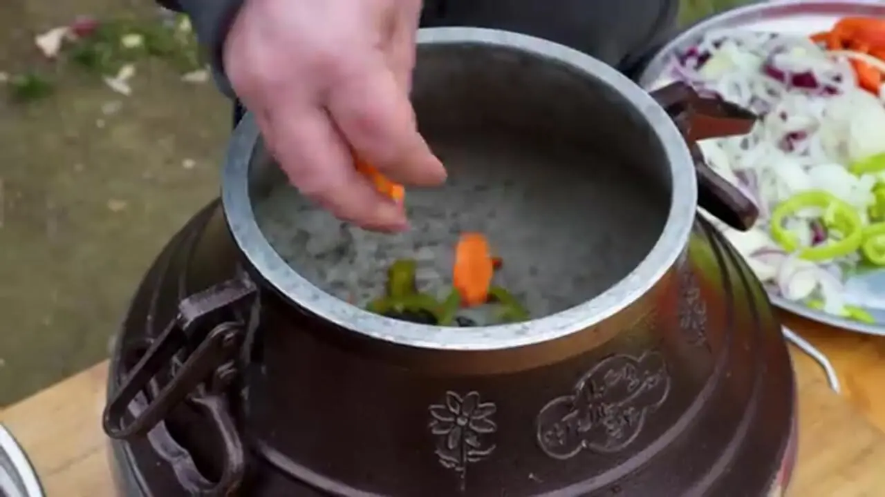 ببینید| غذای روستایی در آذربایجان؛ پخت یک غذای خاص با دُم گاو