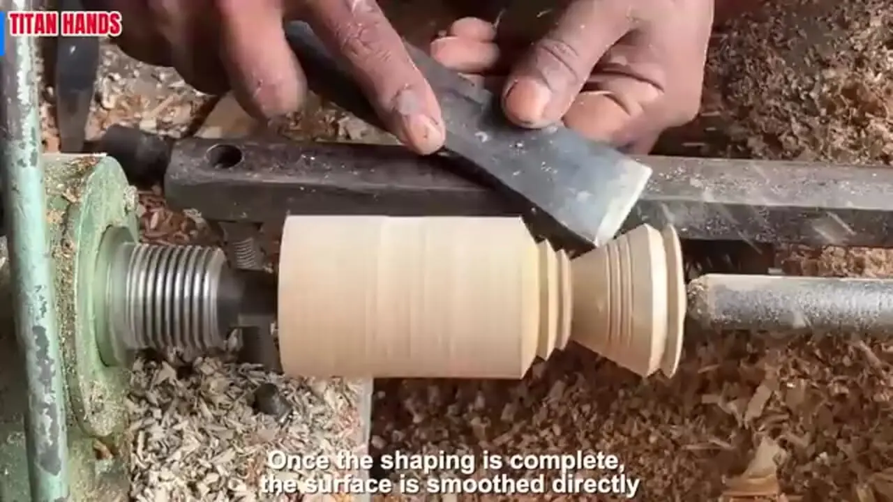 مراحل دیدنی ساخت لوکوموتیو چوبی در کارگاهی در پاکستان