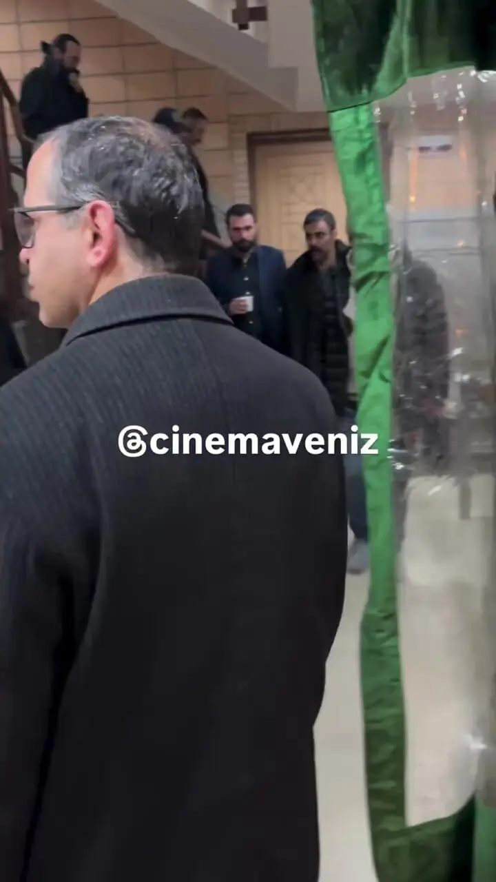 ببینید| حضور هنرمندان مشهور در مراسم ختم مادر چهره سینما