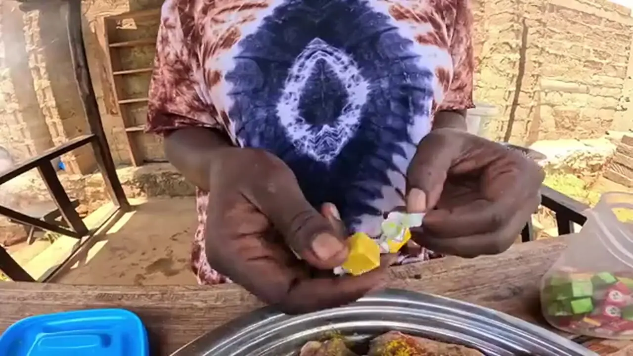 غذای روستایی در کنیا؛ پخت یک غذای سنتی آفریقایی با برنج و مرغ