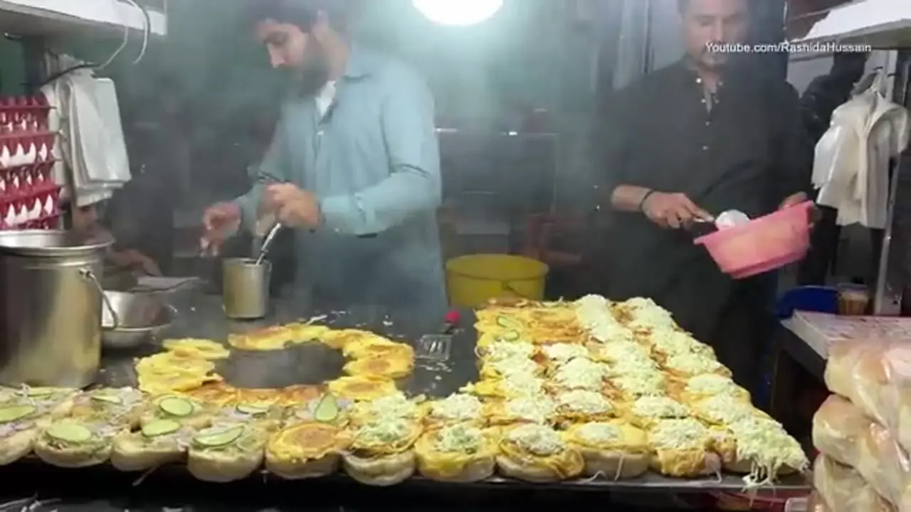 غذای خیابانی در پاکستان؛ پخت دوبل برگر با تخم مرغ در کراچی