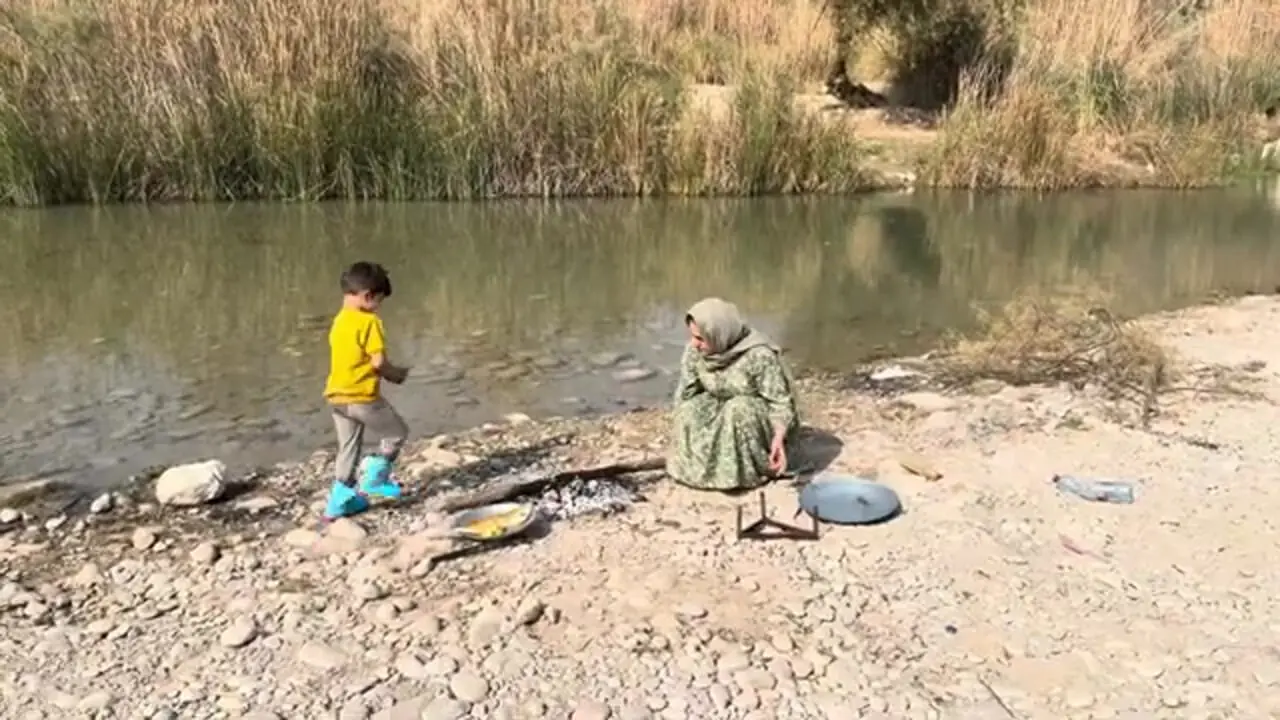 غذای روستایی در ایران؛ کباب کردن ماهی در کنار رودخانه