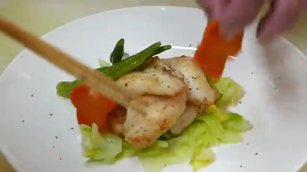 ببینید| غذای خیابانی در ژاپن؛ تهیه دو نوع غذا با «ماهی جان دوری» در اوکیناوا