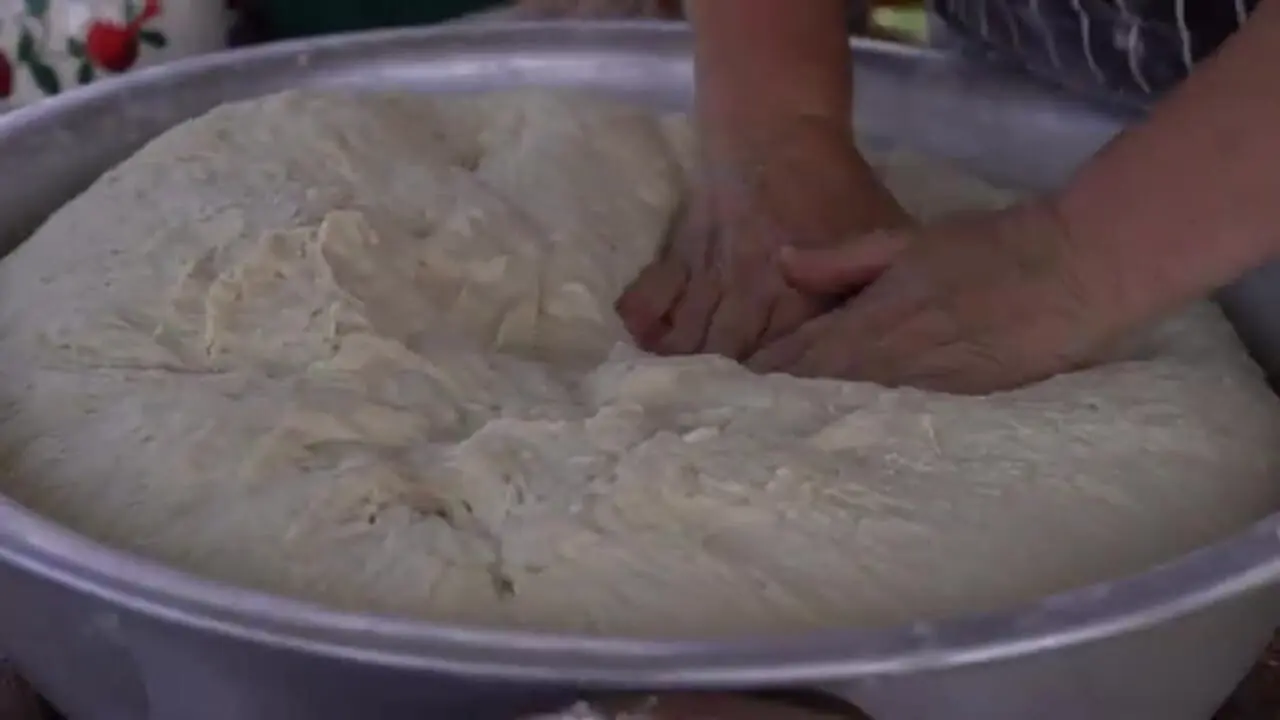 غذای روستایی در آذربایجان؛ پخت نان سیب زمینی در طبیعت روستا